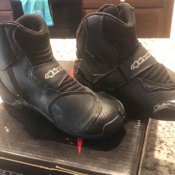 The are motorcycle VERY comfortable boots, your feet will be well protected!! - Picture 2 of 2